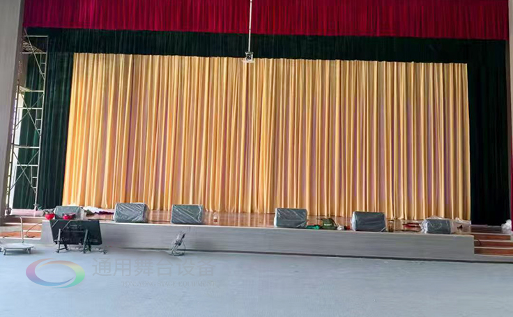通用舞臺承建江蘇某學院報告廳項目，涵蓋舞臺燈光、電動吊桿、阻燃幕布等核心設備的設計與安裝