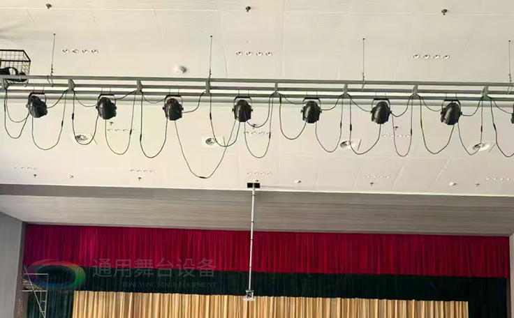 通用舞臺承建江蘇某學院報告廳項目，涵蓋舞臺燈光、電動吊桿、阻燃幕布等核心設備的設計與安裝